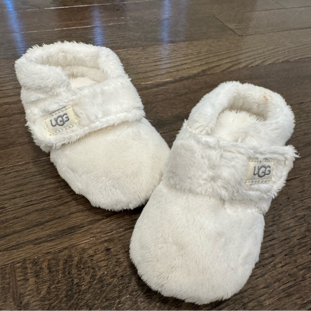 New Uggs Bixbee bootie white infant size 2-3